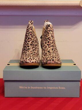 BRAND NEW, TOMS, DESERT TAN LEOPARD SUEDE KELSY BOOTIES, 7.5!!!